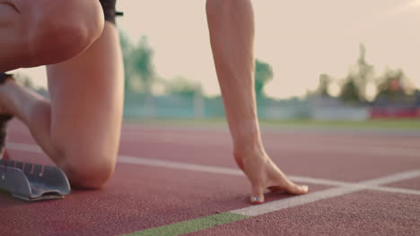 Primer-Plano,-Tres-Atletas-Femeninas-De-Pista-Y-Agua-En-La-Línea-De-Salida-De-La-Competición-Del-Estadio-Se-Preparan-Y-Huyen-En-Una-Carrera-De-Sprint.